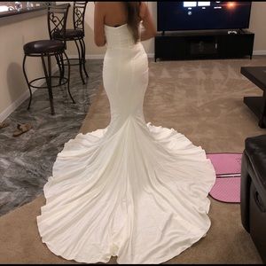Long white dress can be use for a wedding dress